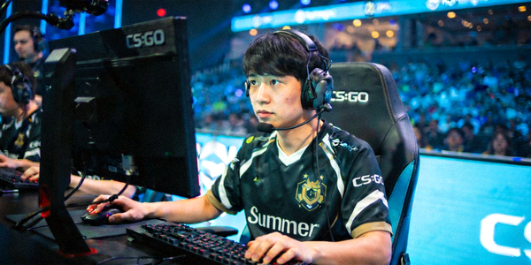 CS:GO明星选手Summer（徐文杰）比赛时佩戴耳机专注画面